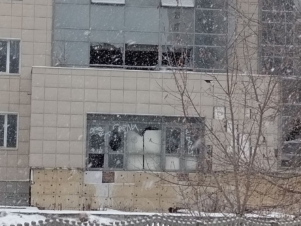 Пока никому нет дела, подростки вовсю громят заброшку