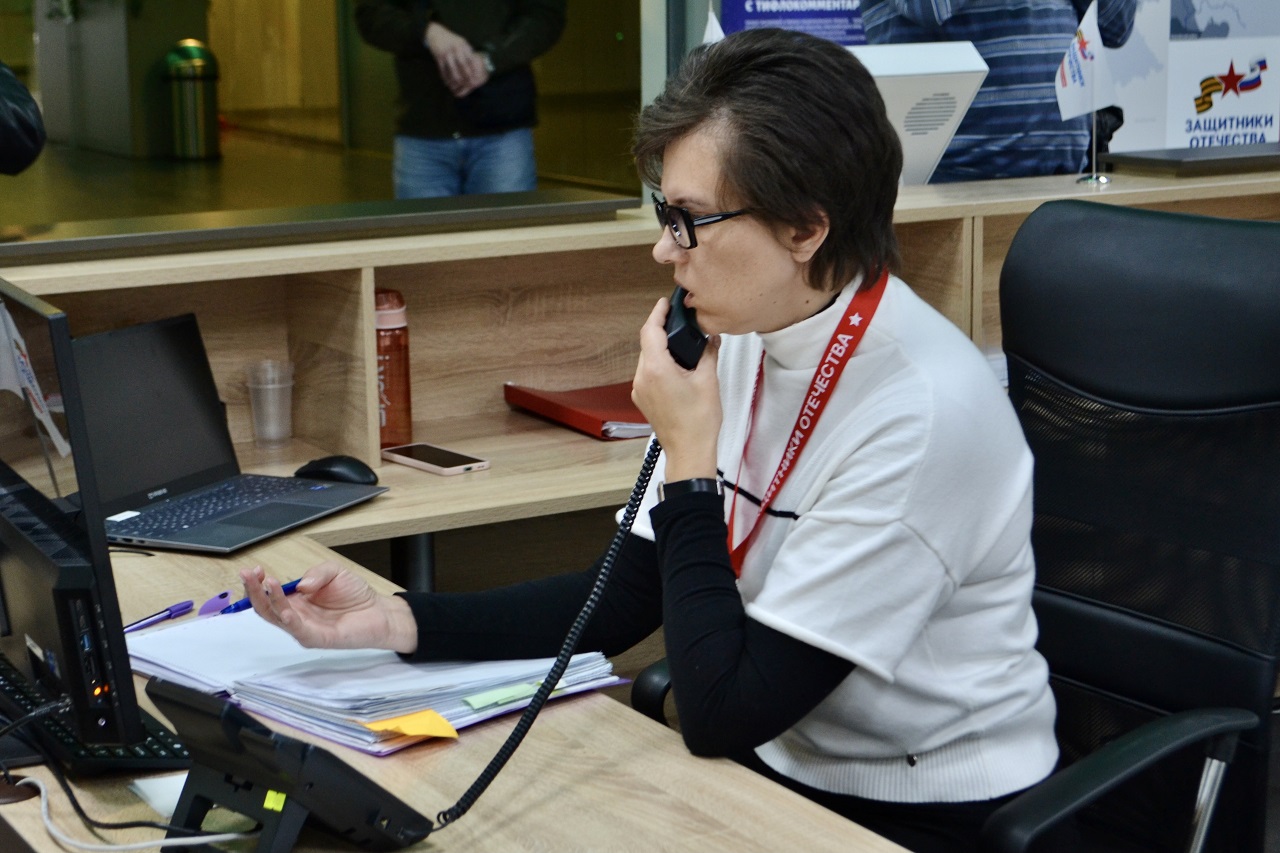 женщина отвечает на звонок в фонде защитники отечества