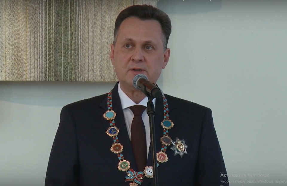 Сергей Верещагин выступает на церемонии, новый мэр