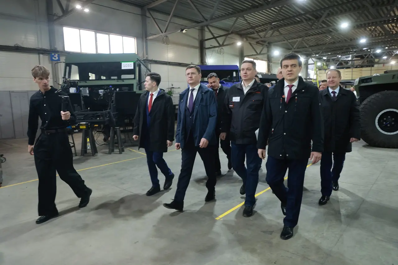 Михаил Котюков и делегация федералов на предприятии "Север-Трак"