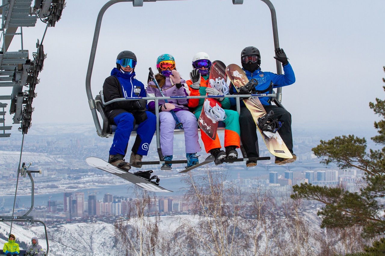 Лыжники на канатной дороге "Бобрового лога"