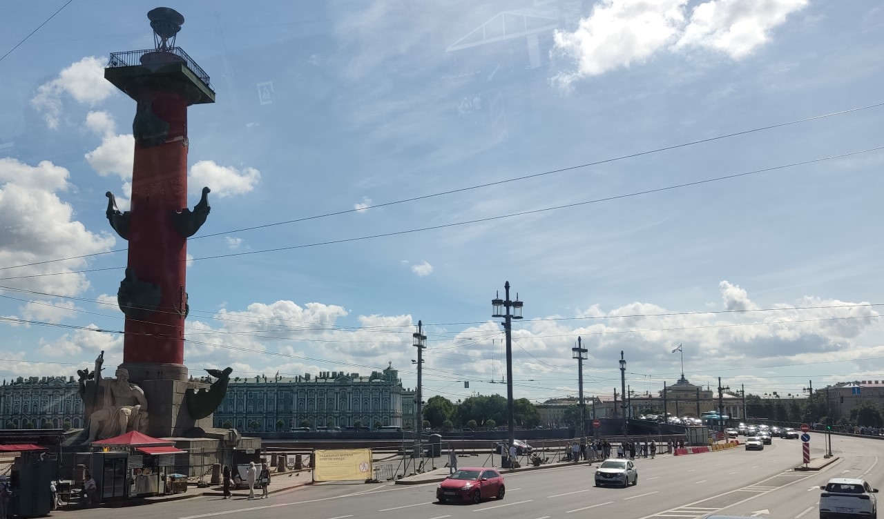 В Санкт-Петербурге, вид на Эрмитаж