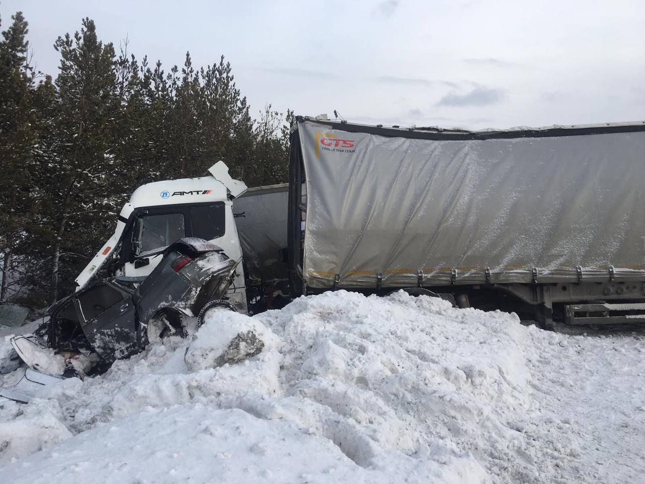 В автокатастрофе с фурами на трассе Красноярского края погибли два человека