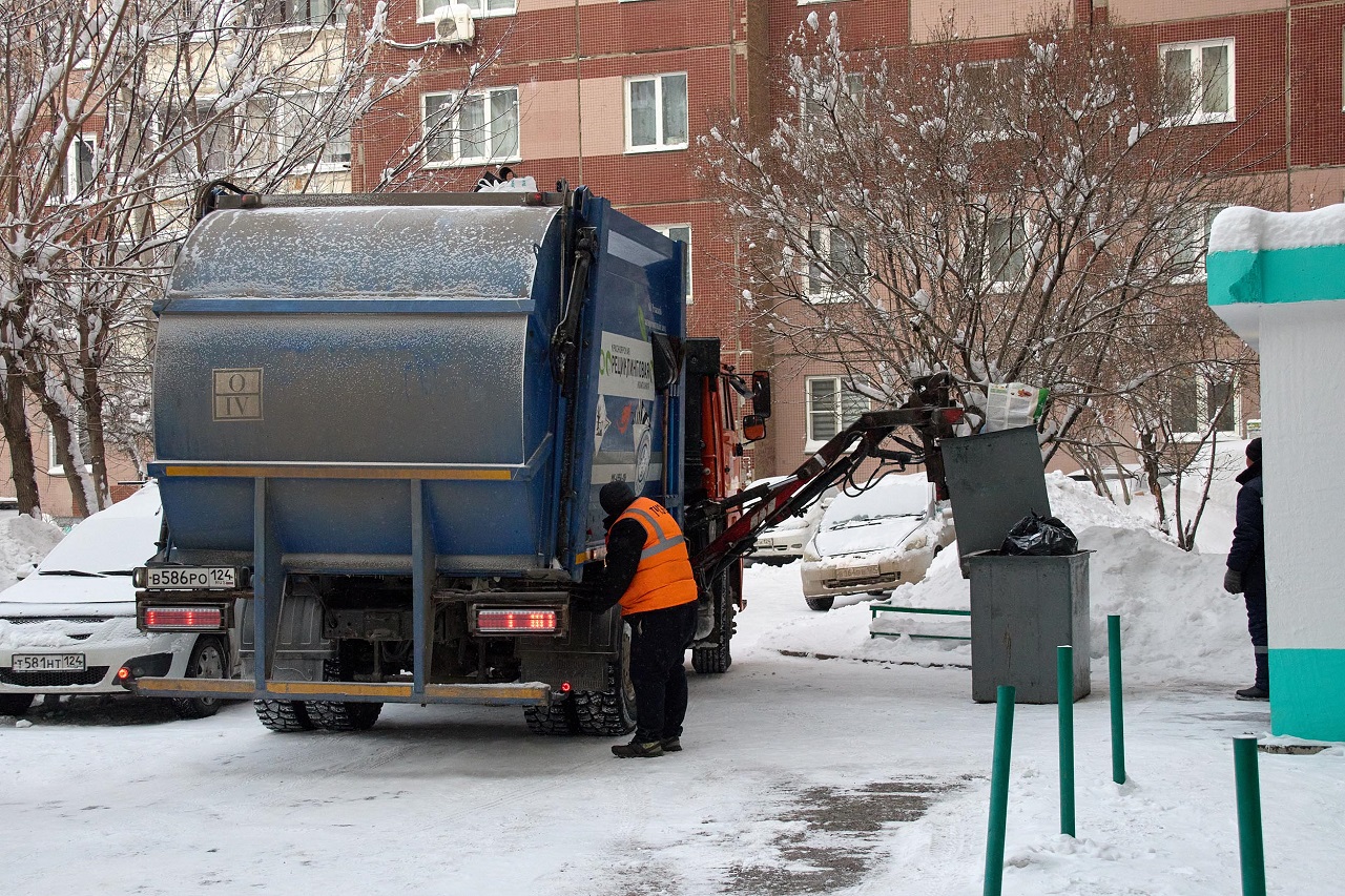 Работа мусоровоза в Красноярске