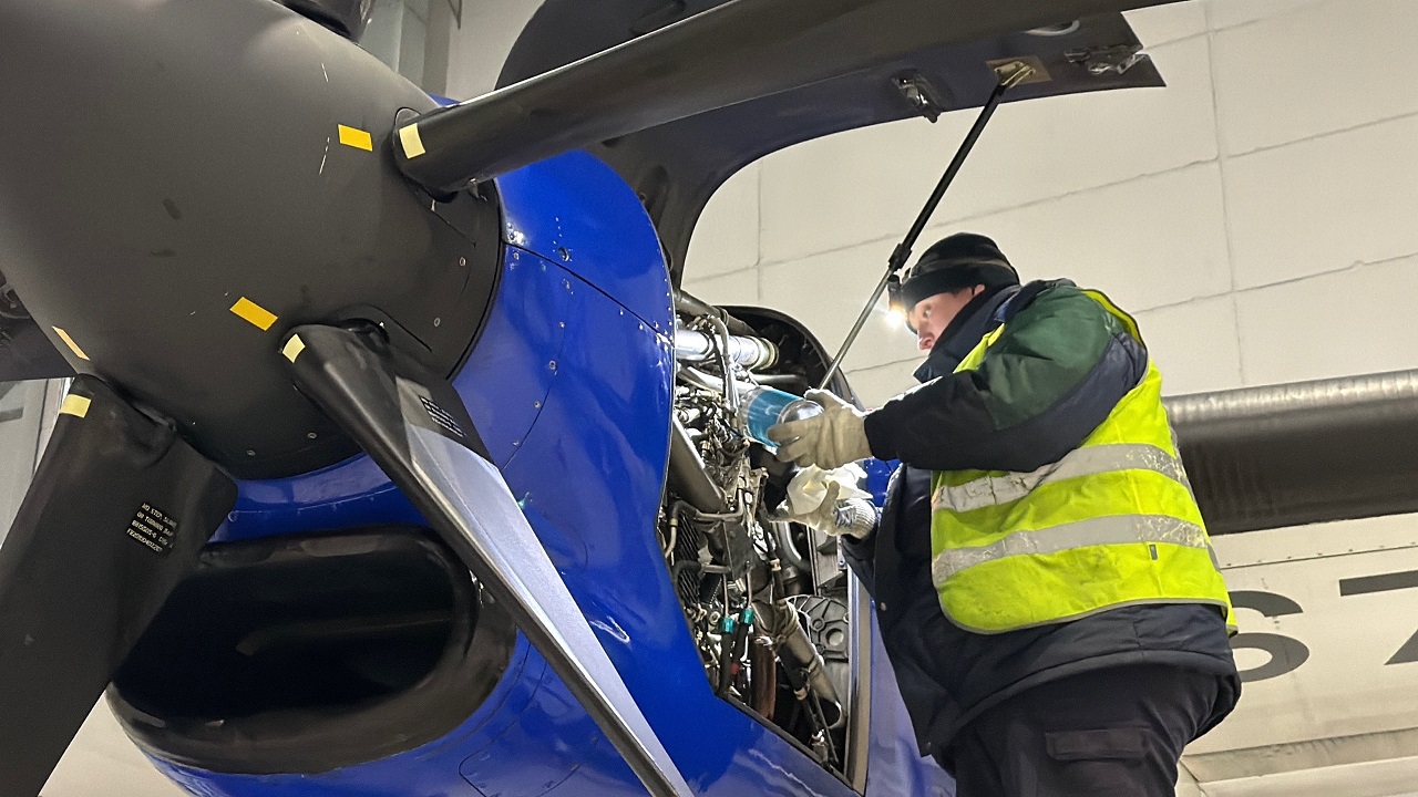 Техник работает на самолете