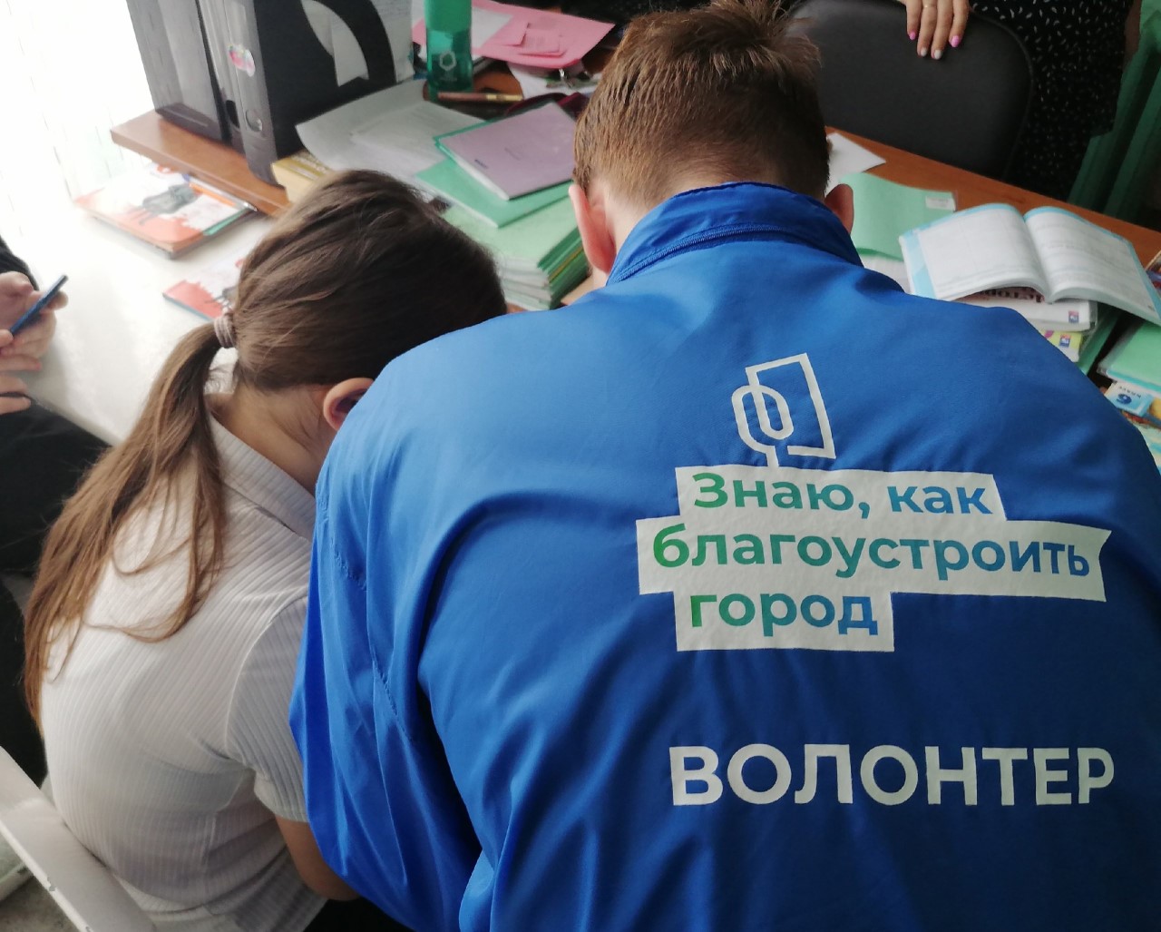 Волонтеры помогают при голосовании