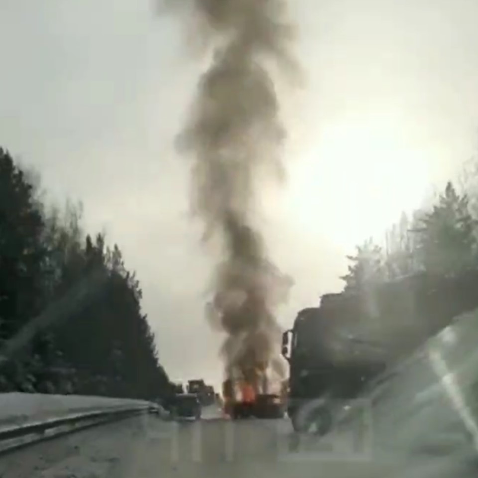 За Дивногорском в Красноярском крае ВАЗ сгорел после лобового с грузовиком Volvo