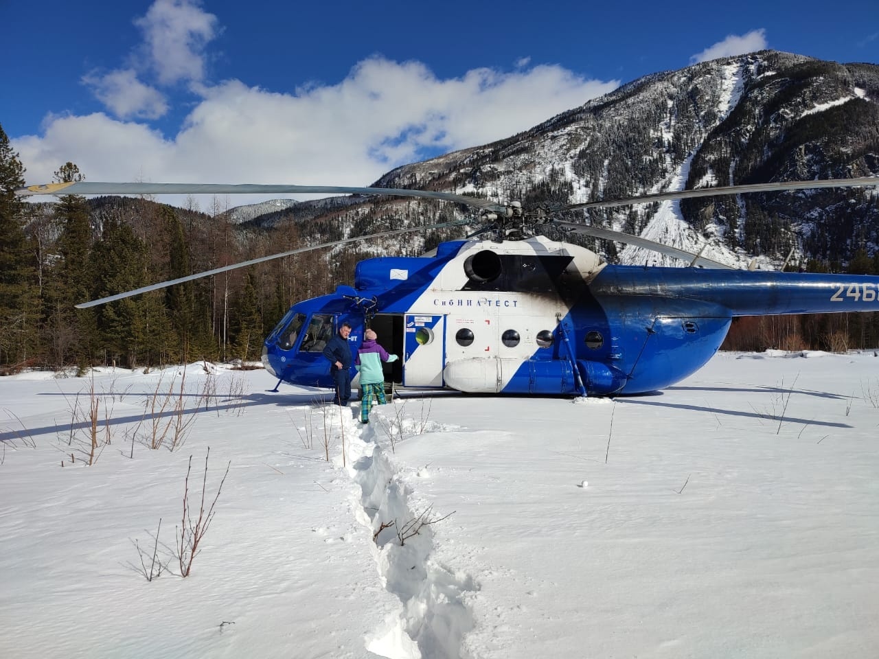 На заимку проще добраться на вертолете или снегоходе. Летом доступен путь по воде