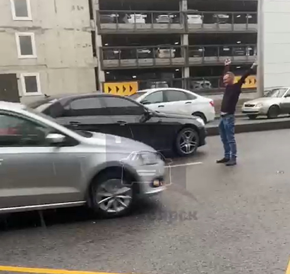 Неадекватный прохожий мешал движению машин посреди ул. Маерчака в Красноярске