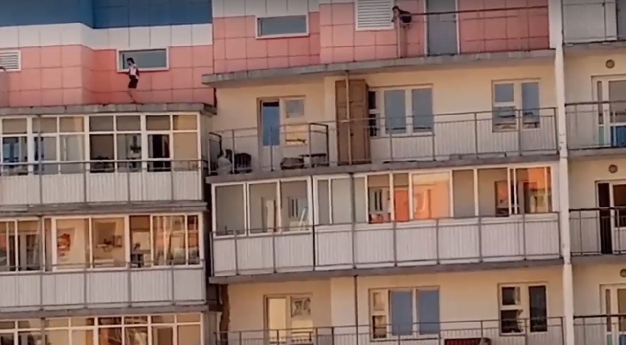 В Солнечном Красноярска дети устроили опасные игры на козырьке 17 этажа
