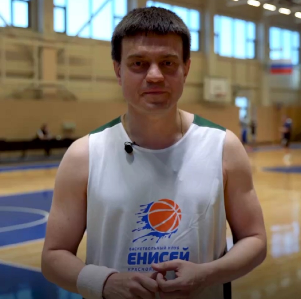 Михаил Котюков на баскетбольном матче