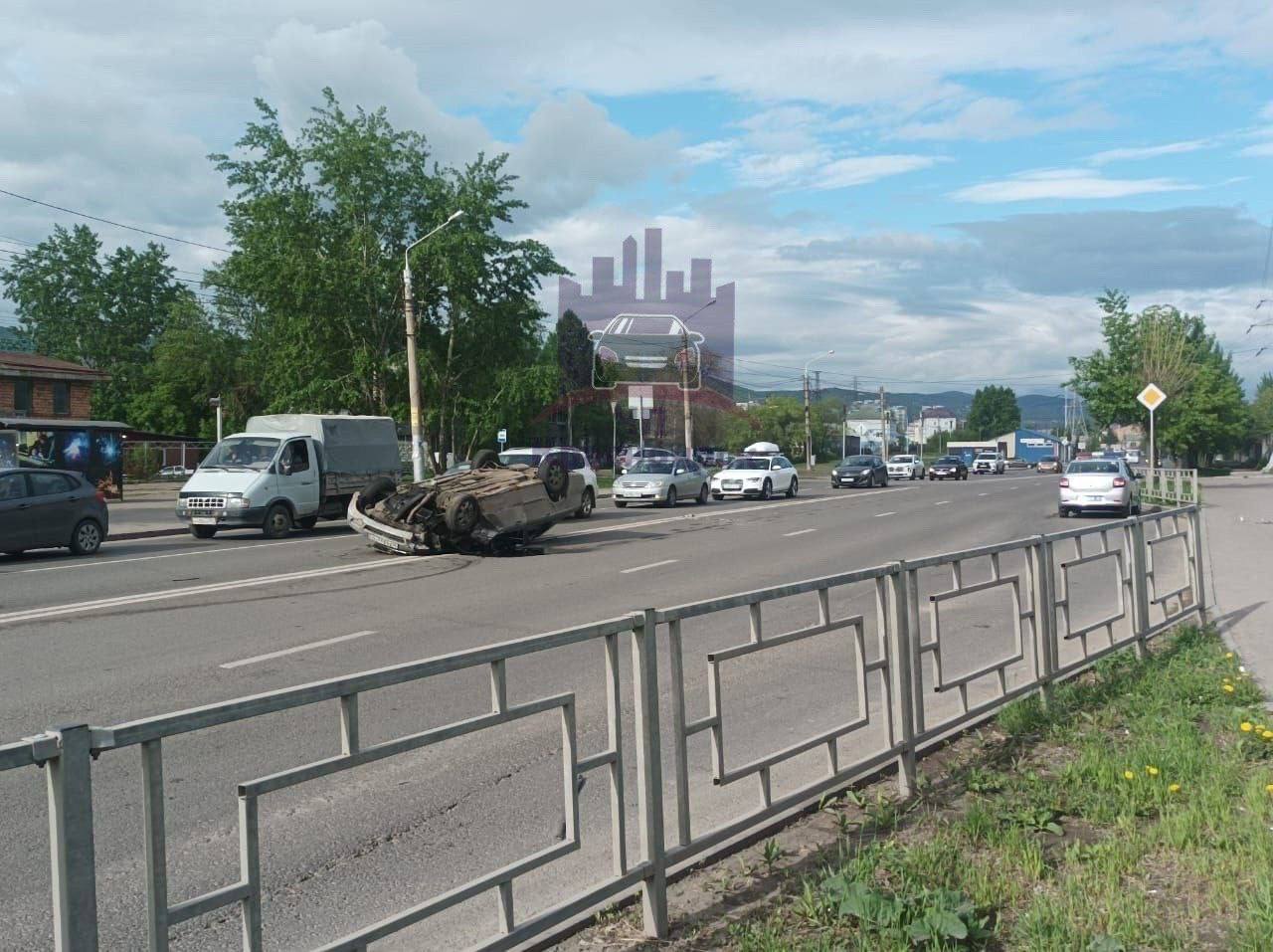 Пьяный водитель спровоцировал массовое ДТП на 60 лет Октября в Красноярске