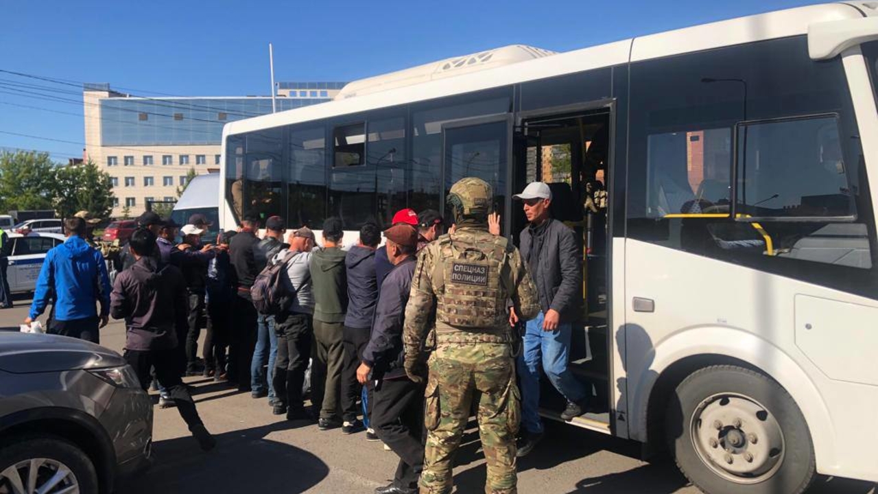 В Красноярске за пару часов выявили 49 иностранцев-нелегалов