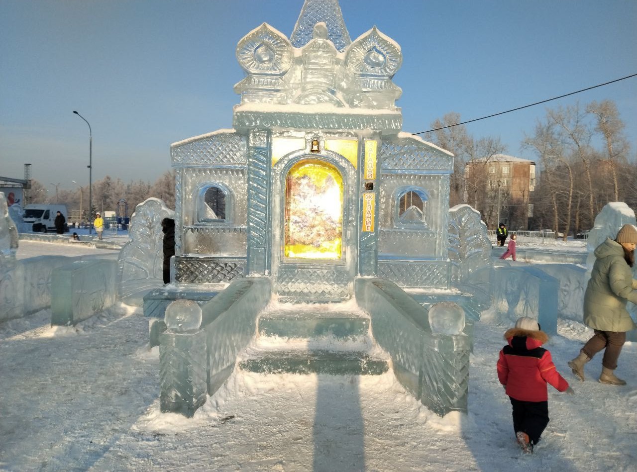 Ледовый городок в сквере Космонавтов