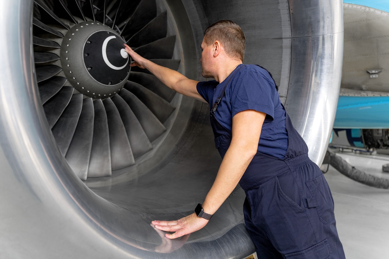 ТО для самолета в цеху аэропорта