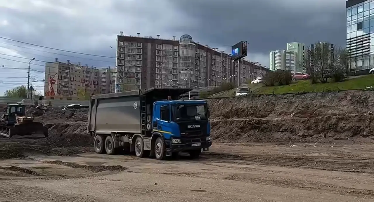 Грузовик в Боготольском переулке
