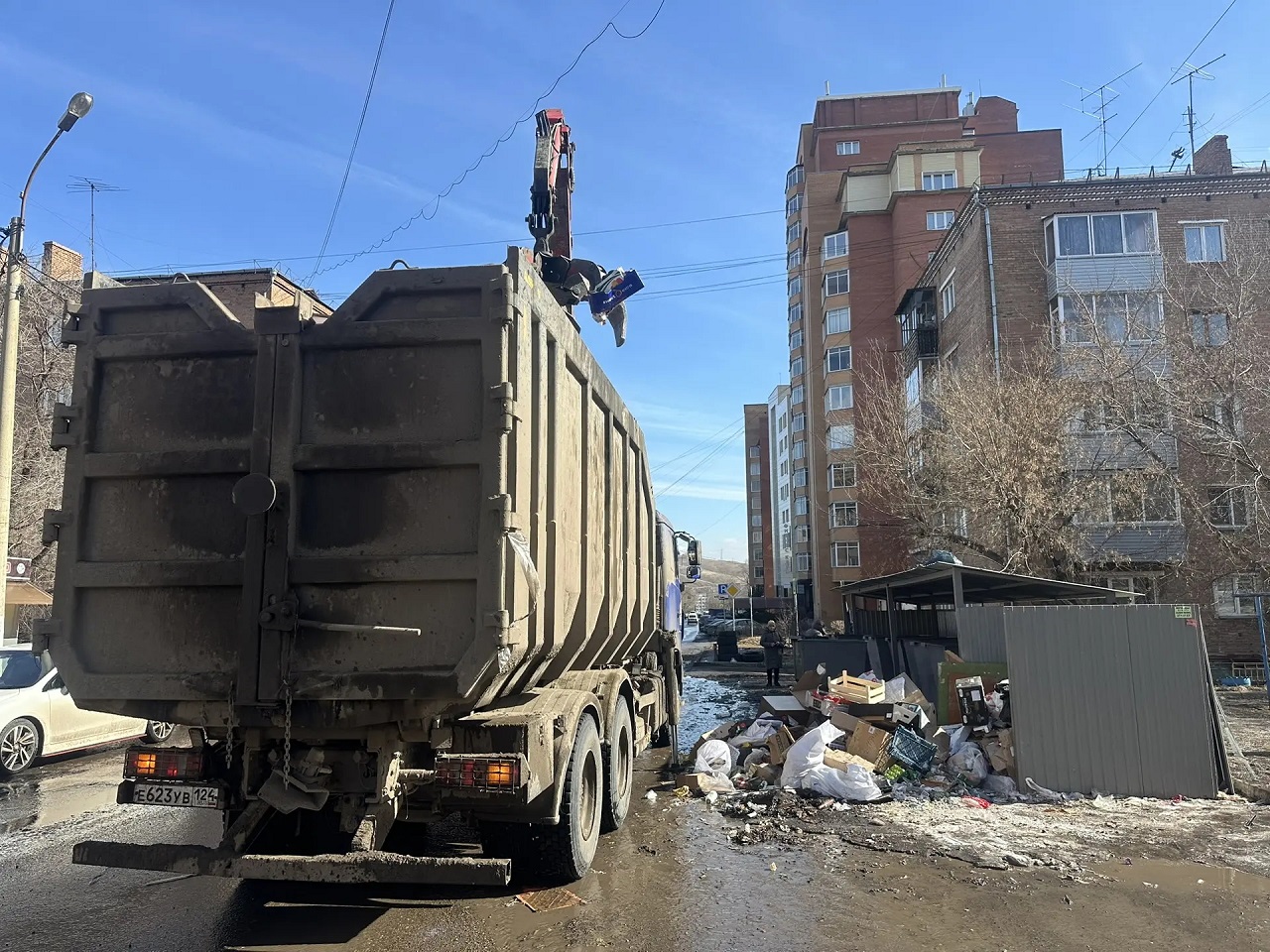 Машины мешают уборке мусора
