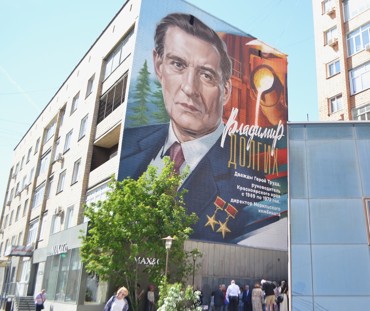 мурал с Долгих в центре Красноярска