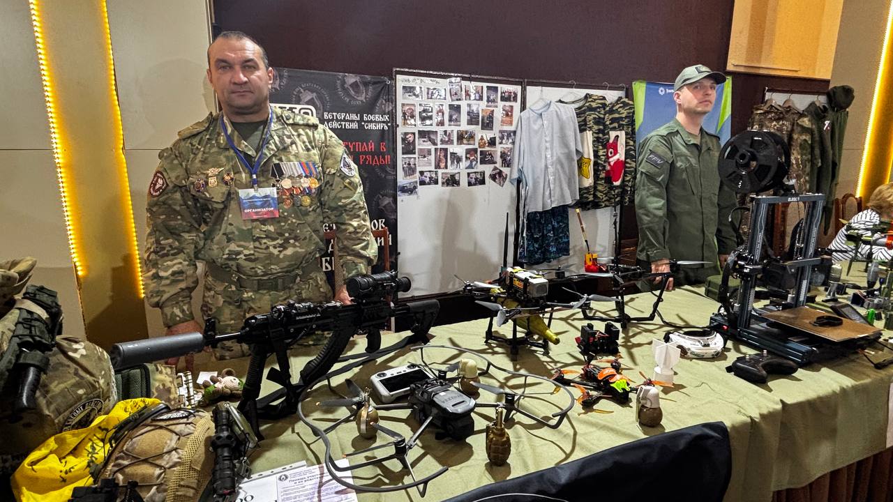 Выставка в ДК "Свердловский", патриотический форум