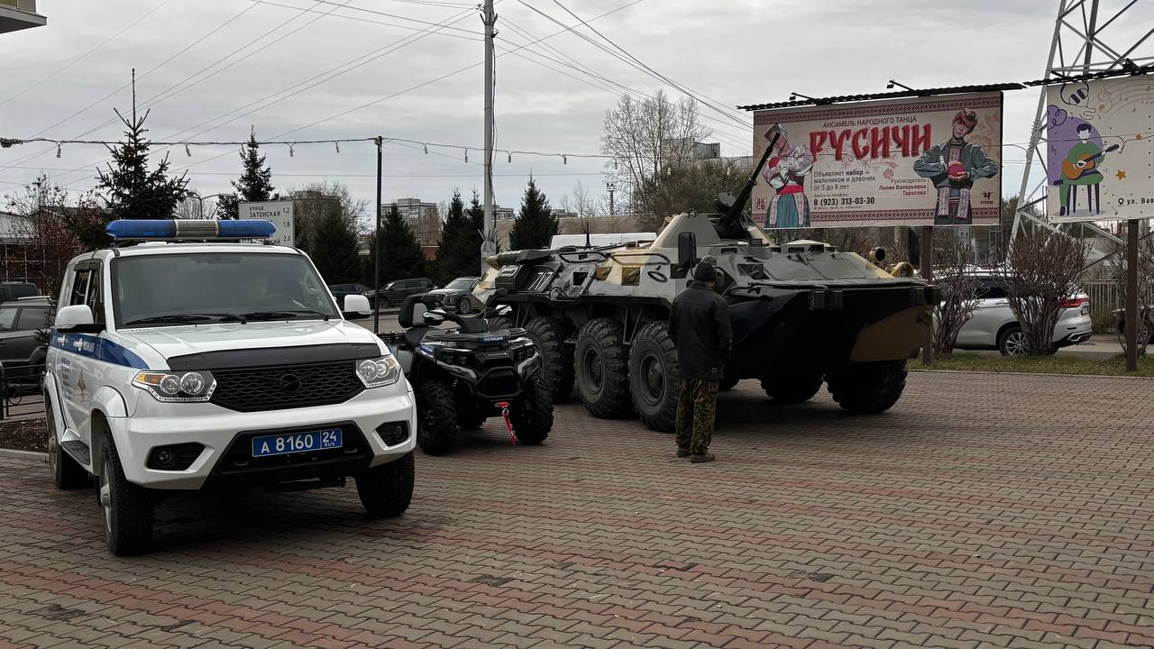 Военная техника у ДК