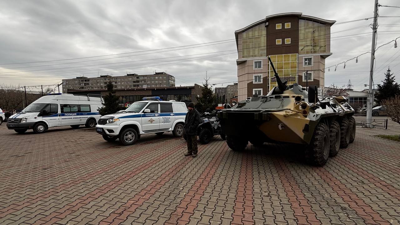 Военная техника у ДК