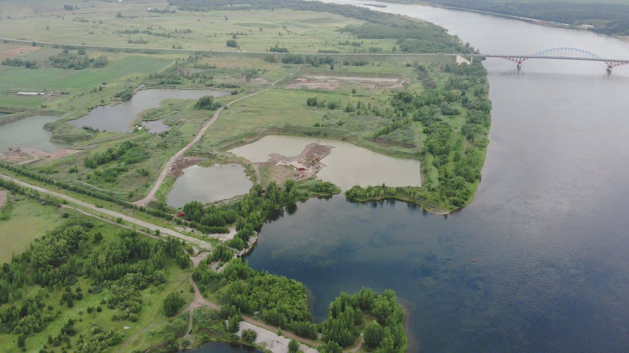 С высоты видно, что грязная вода из карьера попала в Енисей