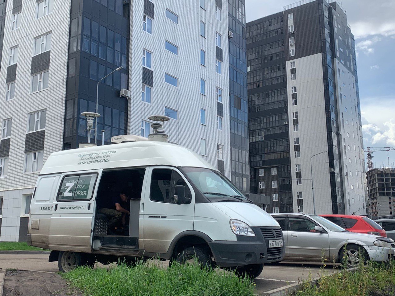 Передвижная лаборатория изучает воздух на Судостроительной