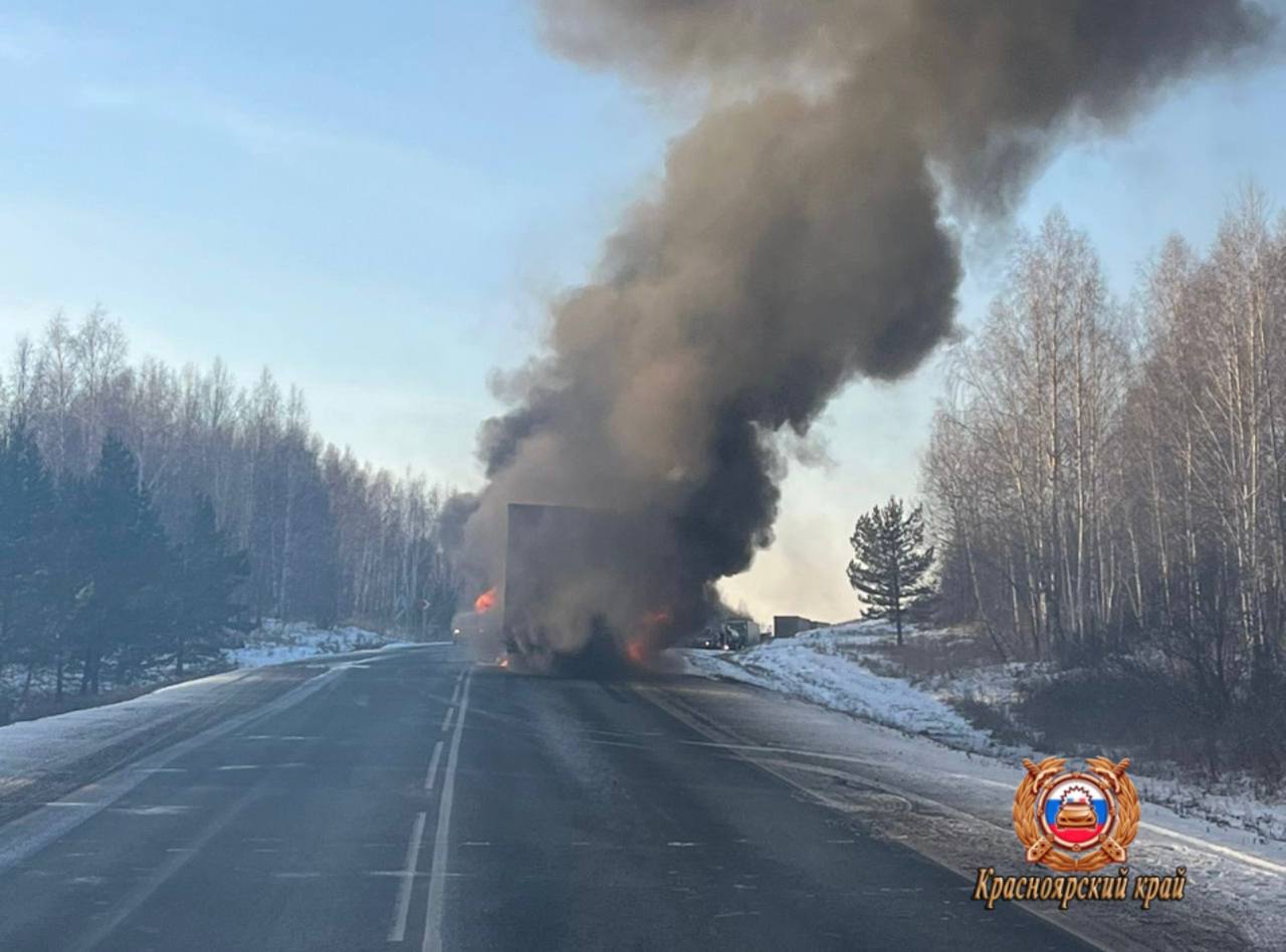 Грузовик загорелся прямо на ходу. Водитель не пострадал, но машина сильно повреждена