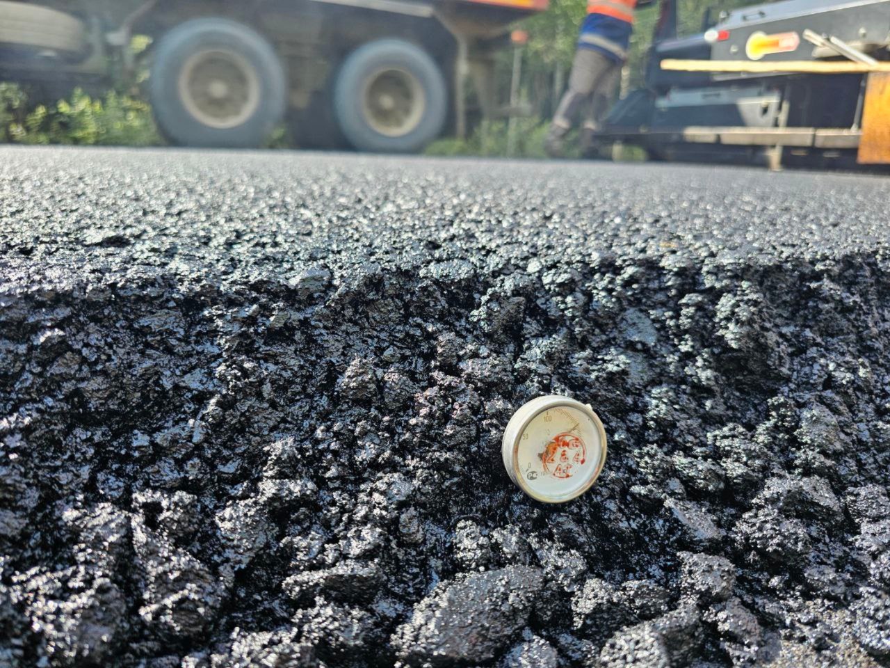 Укладка асфальта на дороге в Богучаны