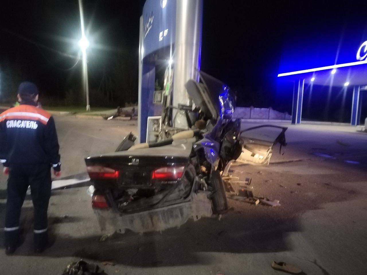 Машину разорвало пополам: ачинец погиб в жутком ДТП на заправке