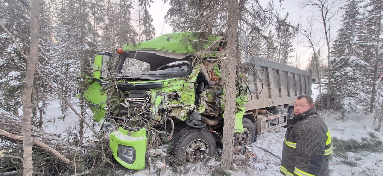 Водитель погиб в лобовом столкновении двух самосвалов на трассе