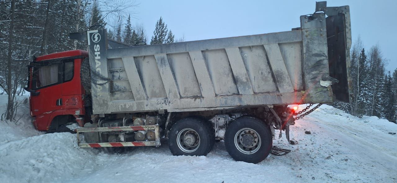 Водитель погиб в лобовом столкновении двух самосвалов на трассе