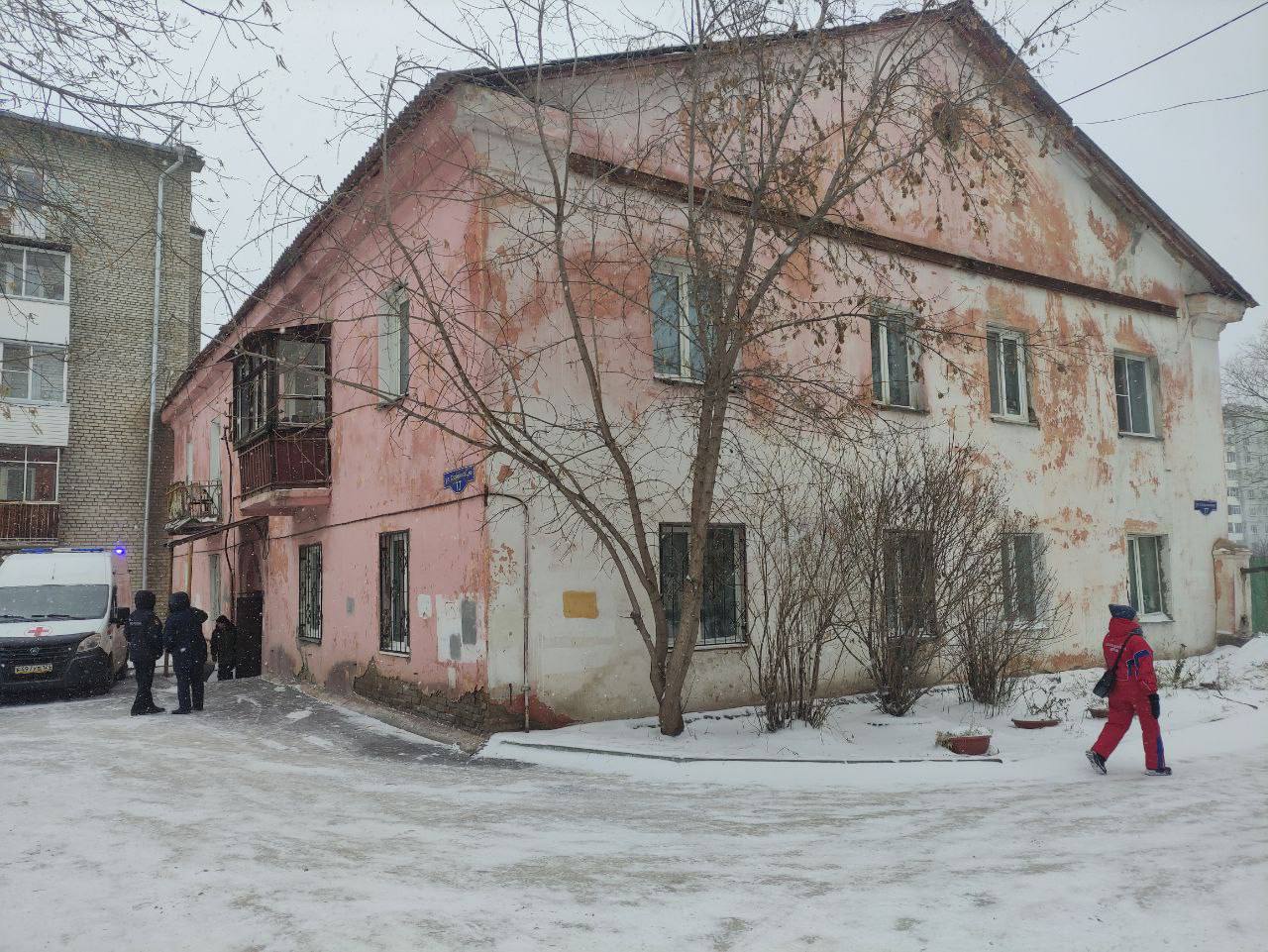 Чердак рухнул в подъезд жилого дома в Красноярске