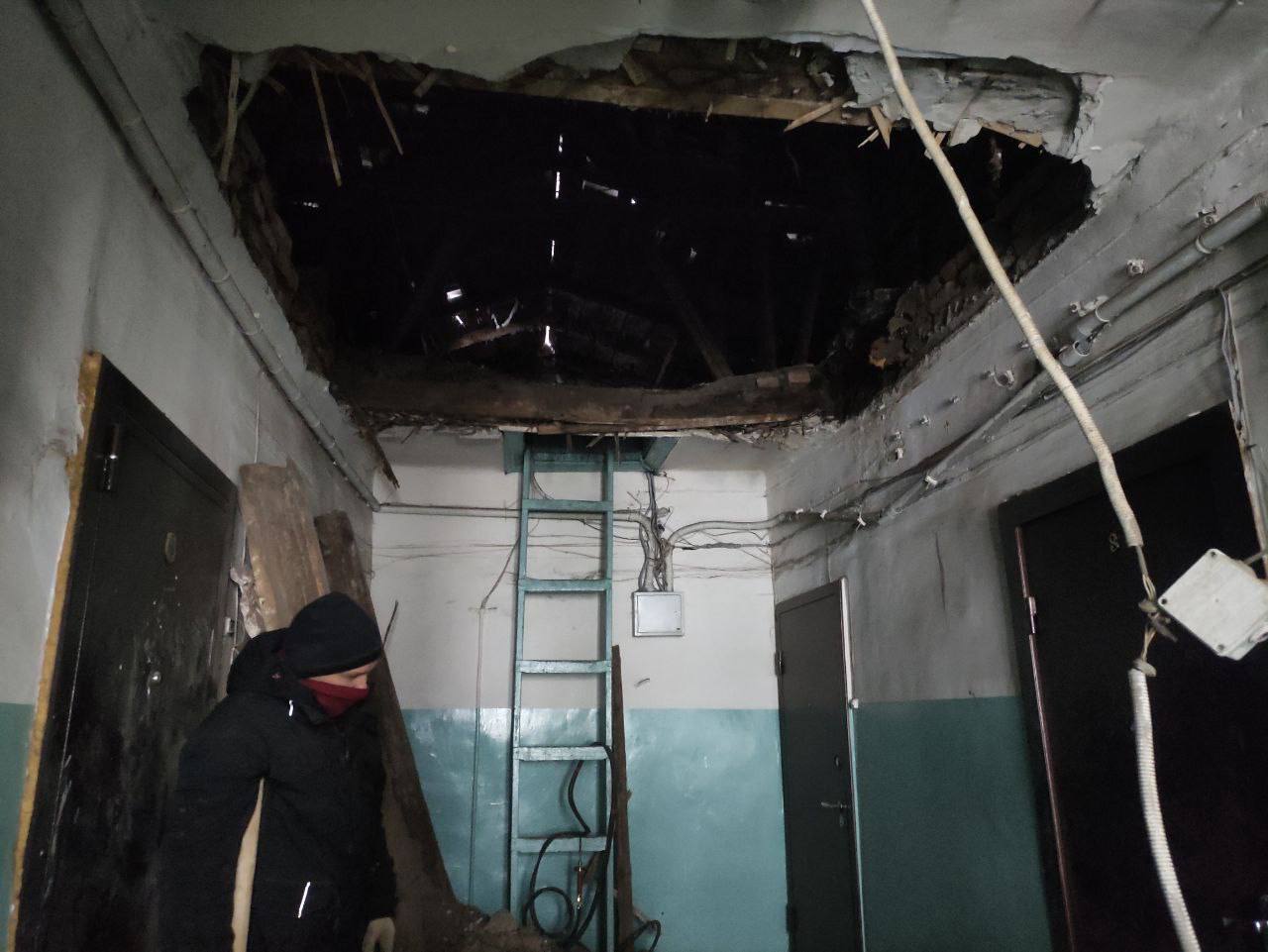 Чердак рухнул в подъезд жилого дома в Красноярске