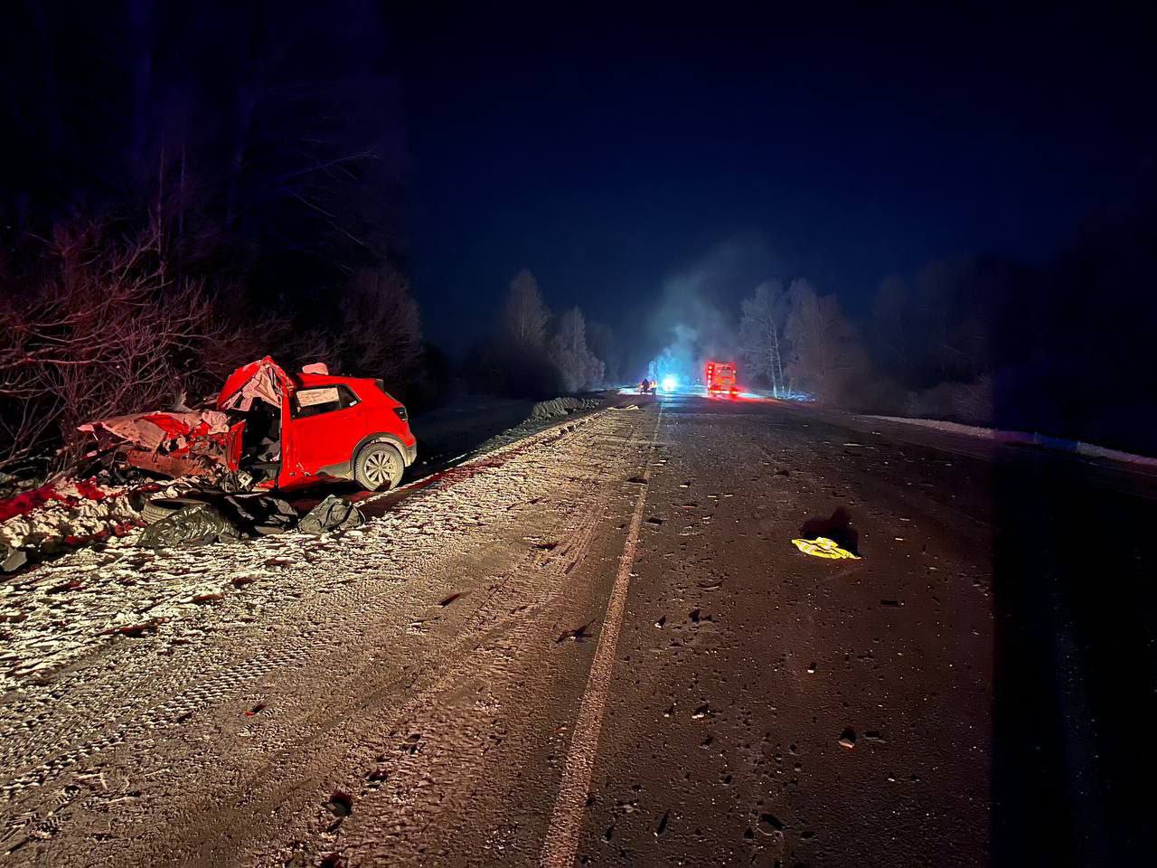 Volkswagen без номеров протаранил автобус на трассе: пассажир погиб