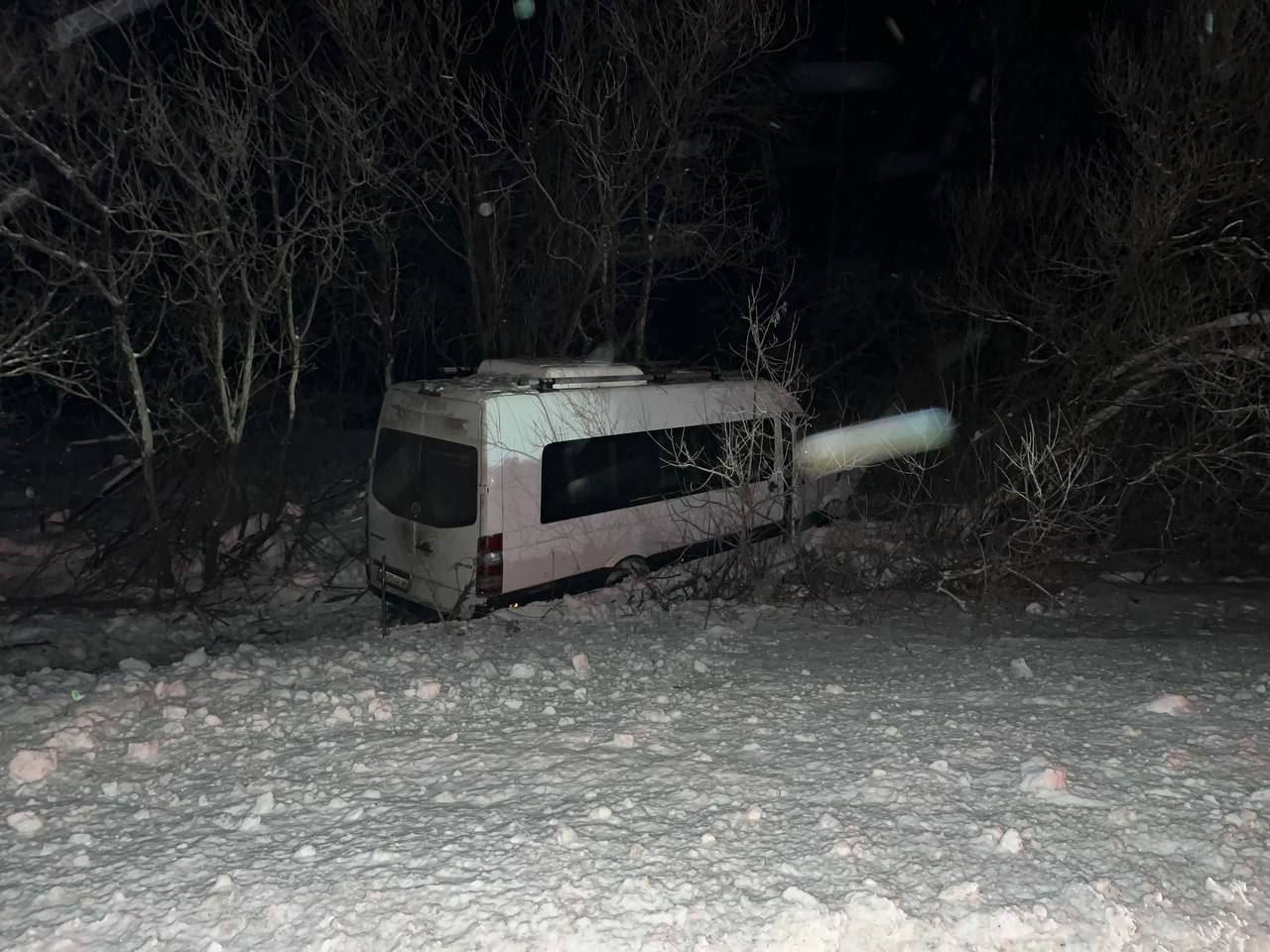 Volkswagen без номеров протаранил автобус на трассе: пассажир погиб