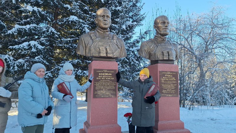Бюсты в селе Отрок