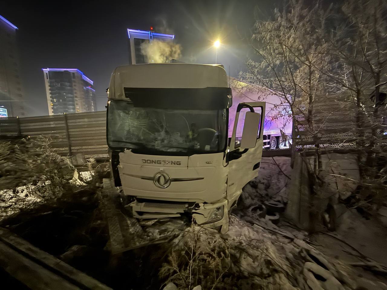 Грузовик на Авиаторов