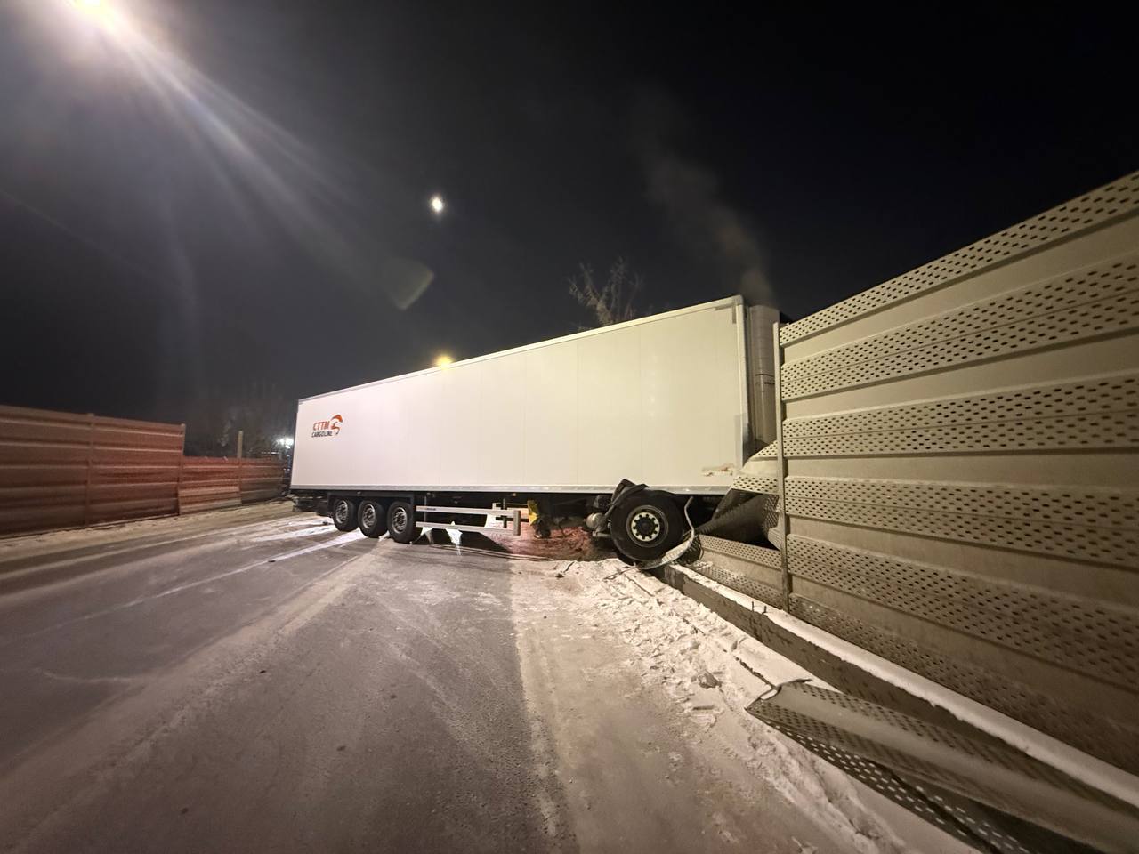 Грузовик перекрыл движение