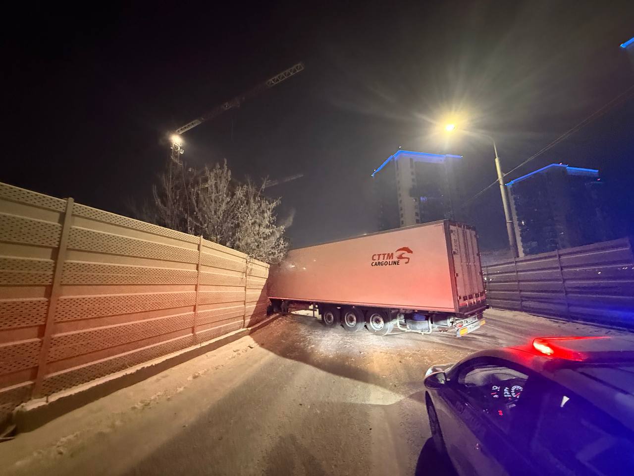 Фура перекрыла проезд на Авиаторов