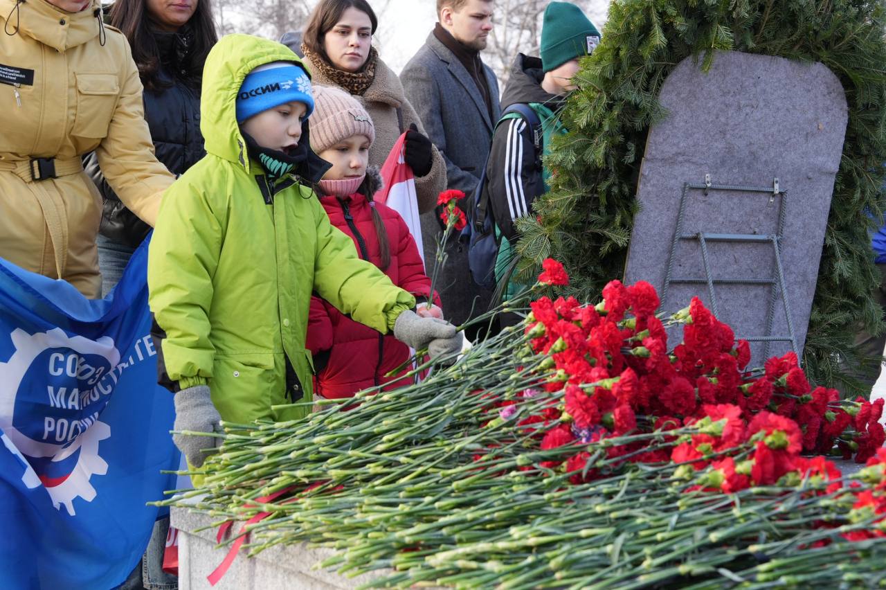 Возложение цветов на площади Победы