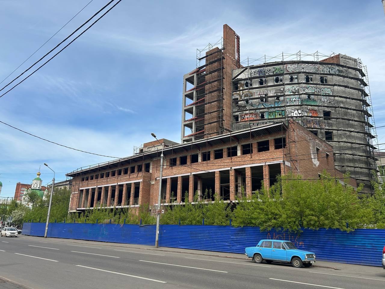 Недострой на Сурикова