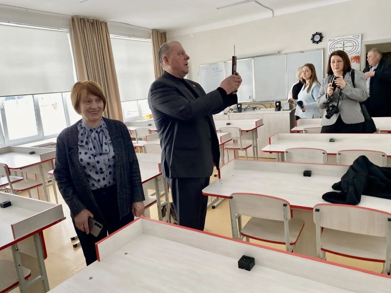 Галина Ампилогова в школе поселка Рассвет