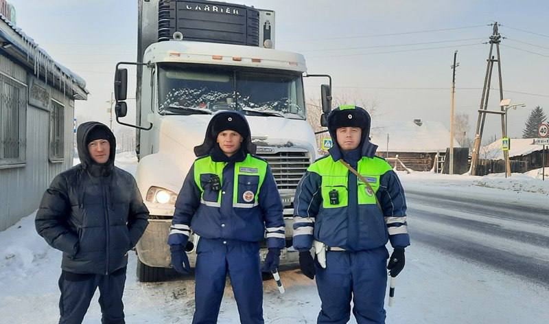 Полиция помогла водителю большегруза