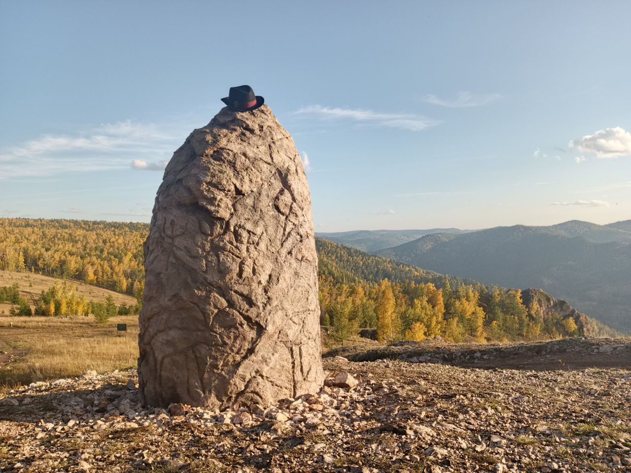 А для любителей походов в окрестностях Красноярска есть длинющая тропа вот с такими указателями