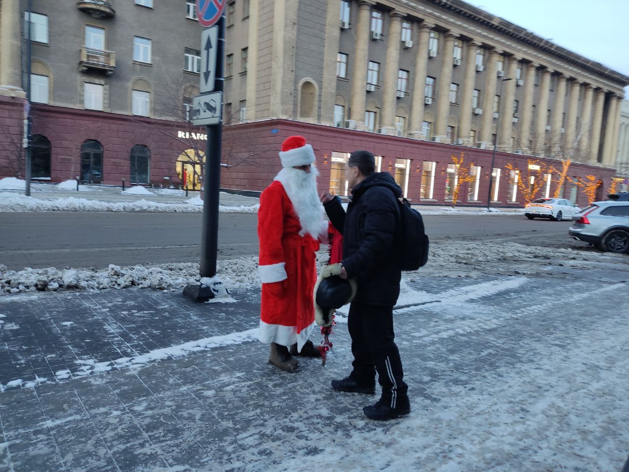 Дед Мороз и прохожий