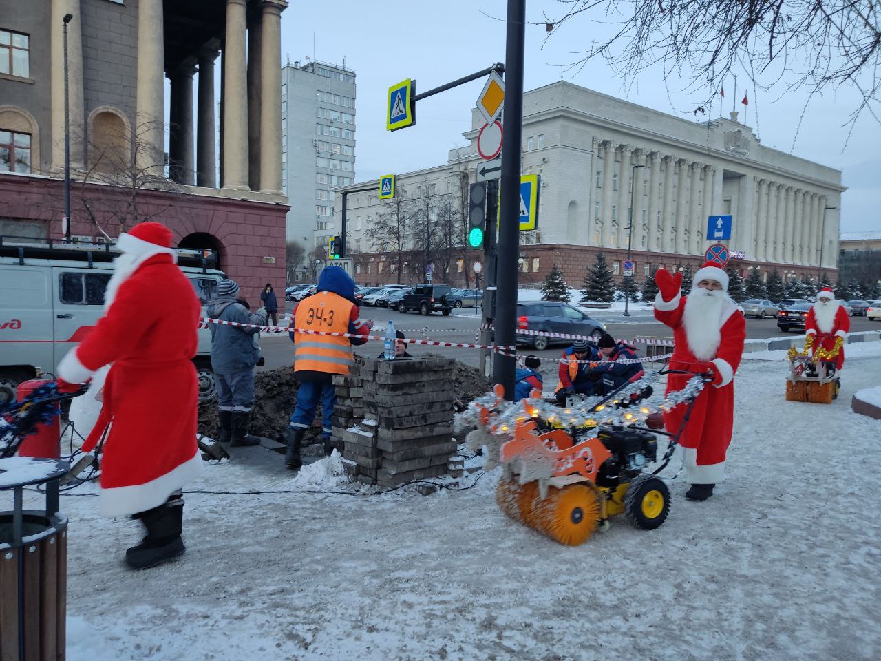 Уборкой улиц Красноярска занялись Деды Морозы