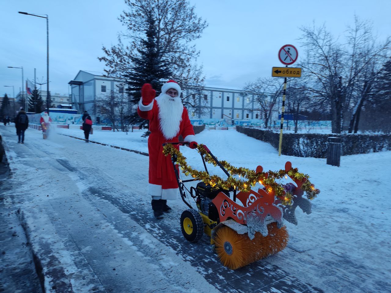 Уборкой улиц Красноярска занялись Деды Морозы