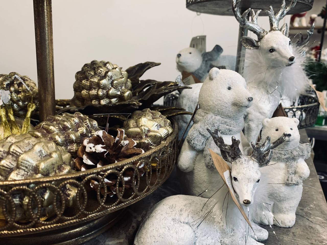 Новогодние игрушки в магазине