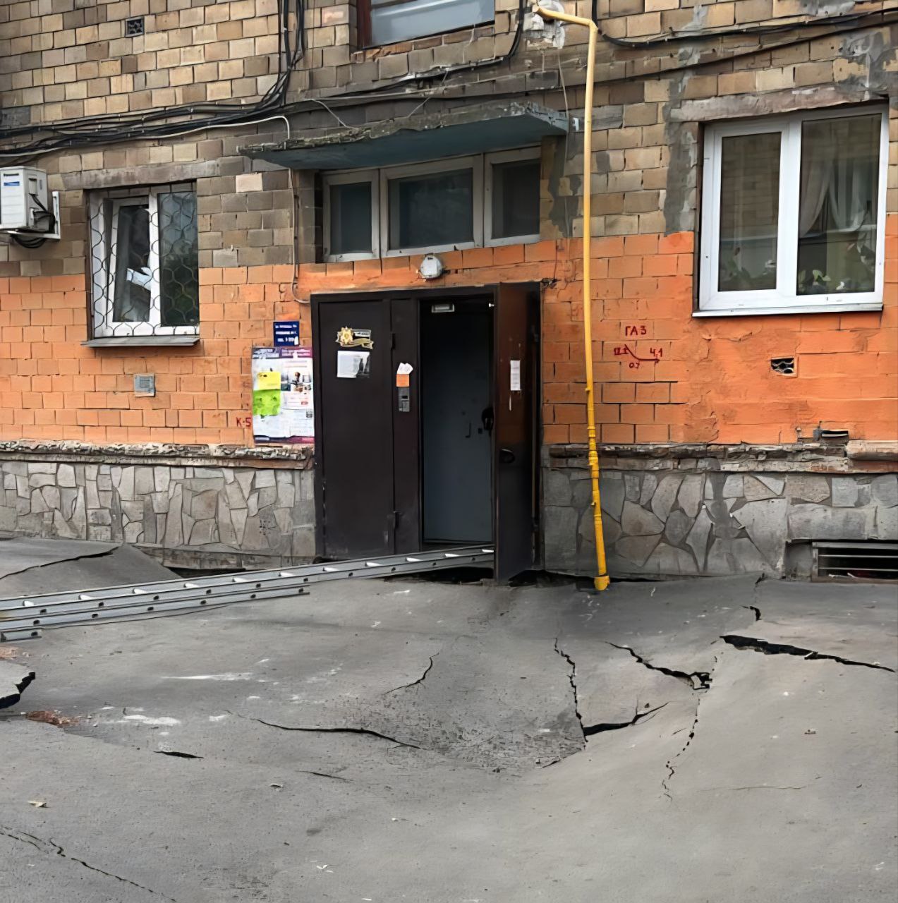 Провал у дома по Бограда